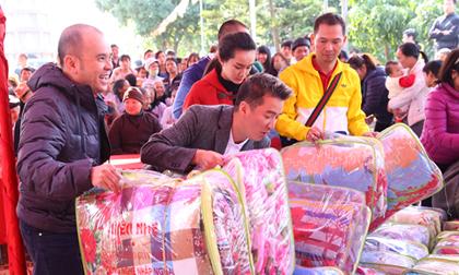 Mr. Đàm vội vã đi từ thiện sau liveshow tiền tỷ