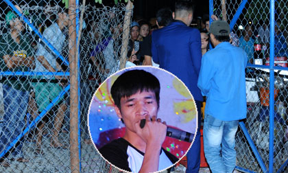 Khán giả chen lấn để được thấy Lệ Rơi biểu diễn