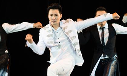 Nguyễn Phi Hùng khoe vũ đạo đẹp mắt xuyên suốt MV