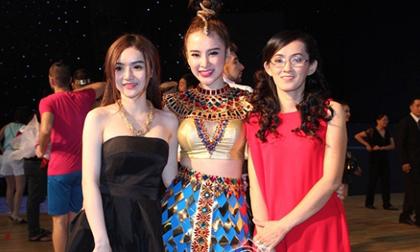 Mẹ và em gái đi cổ vũ Angela Phương Trinh thi khiêu vũ