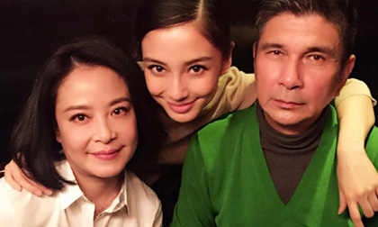 Angela Baby khoe ảnh hạnh phúc bên bố mẹ