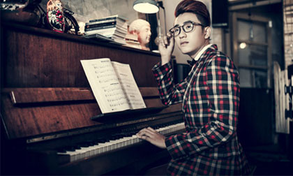 Ca sỹ Chung Super lịch lãm với veston ca-rô