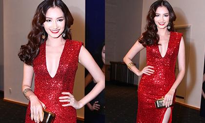 Trúc Diễm khoe dáng gợi cảm với đầm đuôi cá đỏ rực