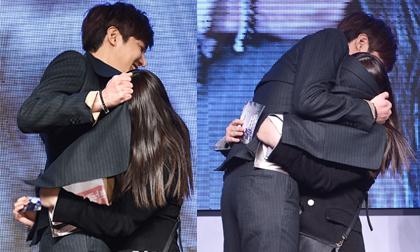 Lee Min Ho ngượng ngùng vì fans cuồng vồ vập