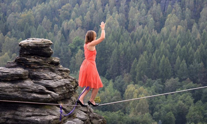 Thót tim với màn đi giày cao gót trên dây của cô gái Mỹ