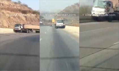 Xe tải không người lái lạng lách trên đường cao tốc