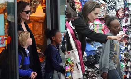 Angelina Jolie đưa hai con gái đi mua sắm tại Ý
