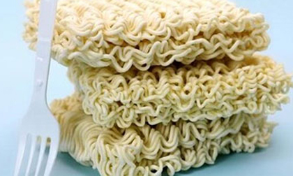 Mỳ ăn liền: Ăn sau 2 tiếng vẫn còn nguyên sợi trong dạ dày