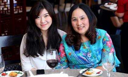Mẹ và em gái tươi tắn dự sinh nhật Wanbi Tuấn Anh 