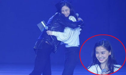 Angela Baby ngượng ngùng khi được G-Dragon ôm chặt