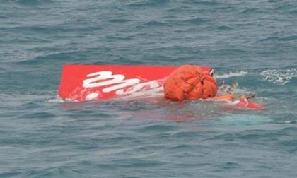 Đuôi chiếc máy bay AirAsia đã được nâng khỏi mặt nước