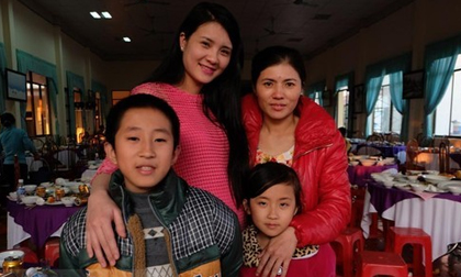 Chuyện ít biết về người chị cả của Công Vinh hàng ngày đi bán vé số mưu sinh