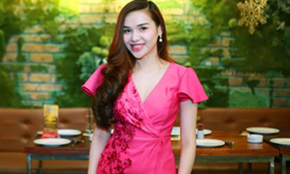 Diệu Hân rạng rỡ đi 'nhận chức' mới