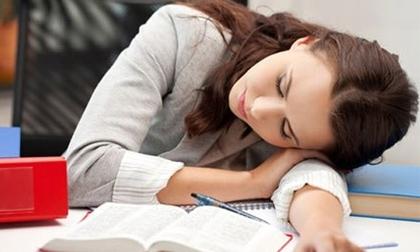 5 bệnh dễ mắc nếu thường xuyên ngủ gục đầu trên bàn