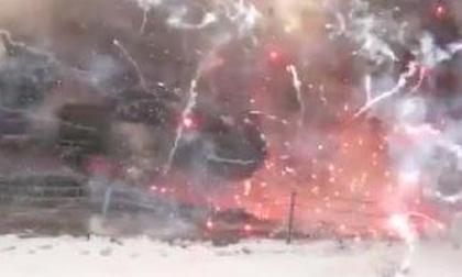 Xe chở pháo hoa bị nổ trên đường cao tốc đóng băng