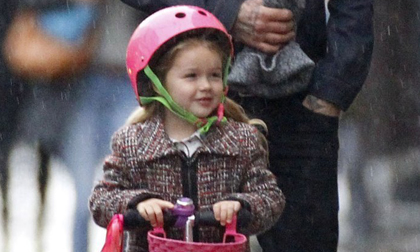 Harper hào hứng 'lướt' scooter đi chơi cùng bố