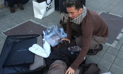 Mr. Đàm ngồi xếp hàng hiệu trên vỉa hè nước Ý