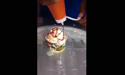 Thưởng thức ly kem cuốn kiểu Thái cực chất