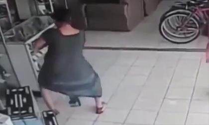 Nữ tặc... trùm váy trộm tivi