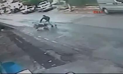 Thót tim với màn cứu bé trai khỏi vực sâu hàng chục mét