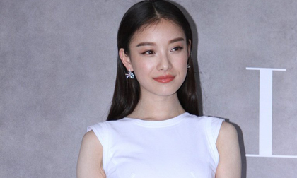 Nghê Ni đẹp dịu dàng với váy trắng tại sự kiện