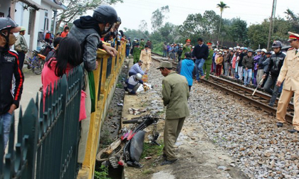 Người nhà khóc ngất bên thi thể bị tàu hoả tông văng xa 10m 