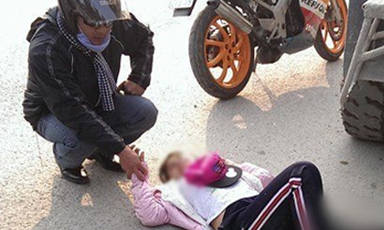Nam thanh niên nắm tay cô gái bị tai nạn khiến dân mạng cảm động