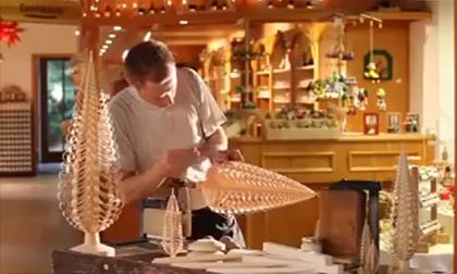 Người thổi hồn vào những cây thông bằng gỗ