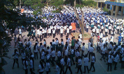 Bị phê bình, nữ sinh lớp 11 túm tóc đánh giáo viên ngay trên bục giảng