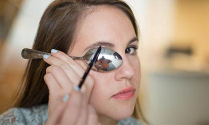 Mẹo làm đẹp đơn giản chỉ với một chiếc thìa