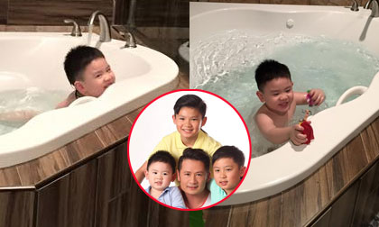 Con trai út Bằng Kiều thích thú tắm bồn mới cực yêu