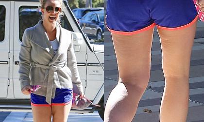 Britney Spears lộ chân nhăn nheo mỡ thừa