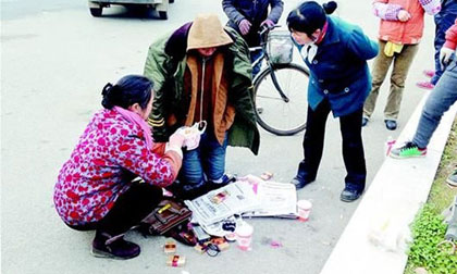 Chàng trai quỳ gối 17 tiếng để cầu xin bạn gái gặp mặt