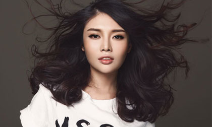 Từ Đông Đông quyến rũ với suối tóc bồng bềnh