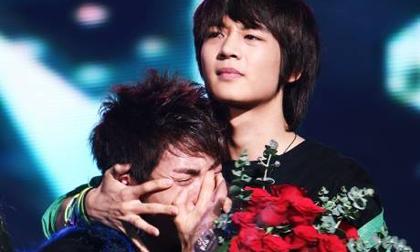 Những sao nam Hàn 'rơi lệ' trên sân khấu