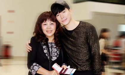 Nathan Lee khoe vẻ điển trai rạng ngời bên mẹ 