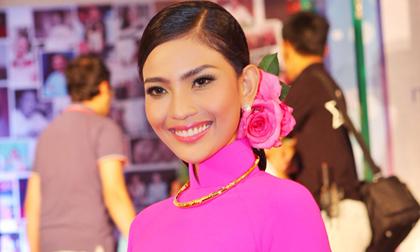 Trương Thị May nền nã với áo dài tím