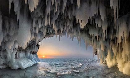 Ngỡ ngàng vẻ đẹp kỳ vĩ của hang băng lúc bình minh