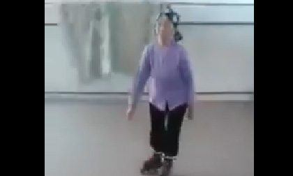 'Tròn mắt' xem cụ già trượt patin