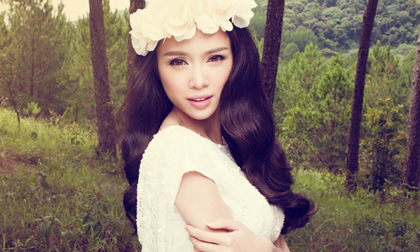 Ngọc Anh làm 'công chúa' giữa rừng hoang