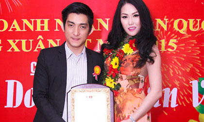 Vợ chồng Phi Thanh Vân ăn diện thanh lịch đi nhận giải thưởng