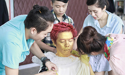 Thái Hoà mất 5 tiếng mỗi ngày để 'nhuộm' da và tóc