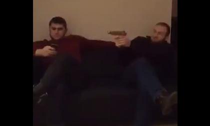 Sợ hãi với màn khoe 'đồ mới' của bạn