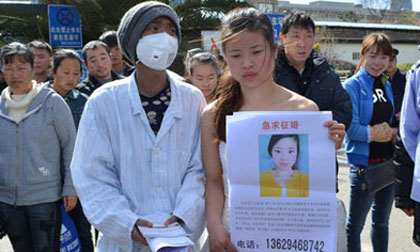 Cô gái treo biển 'tuyển chồng' để chữa bệnh cho em trai