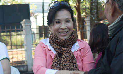 NSƯT Kim Xuân được bà con hâm mộ ở vùng sâu vây quanh