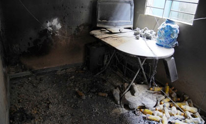 Dây điện quấn quanh cổ thanh niên trong phòng trọ bốc cháy