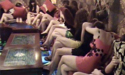 Treo đầu dê bán thịt... sống