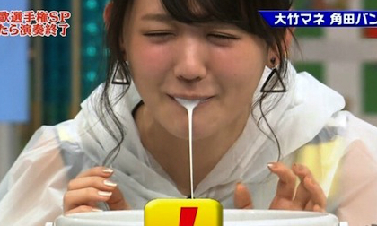 Truyền hình Nhật gây bức xúc với trò chơi ngậm sữa phản cảm 