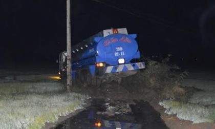 Vợ chồng và con gái bị xe chở xăng cán chết trong đêm