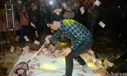 Trung Quốc: Nhân viên tự vào lồng vợt tiền thưởng Tết